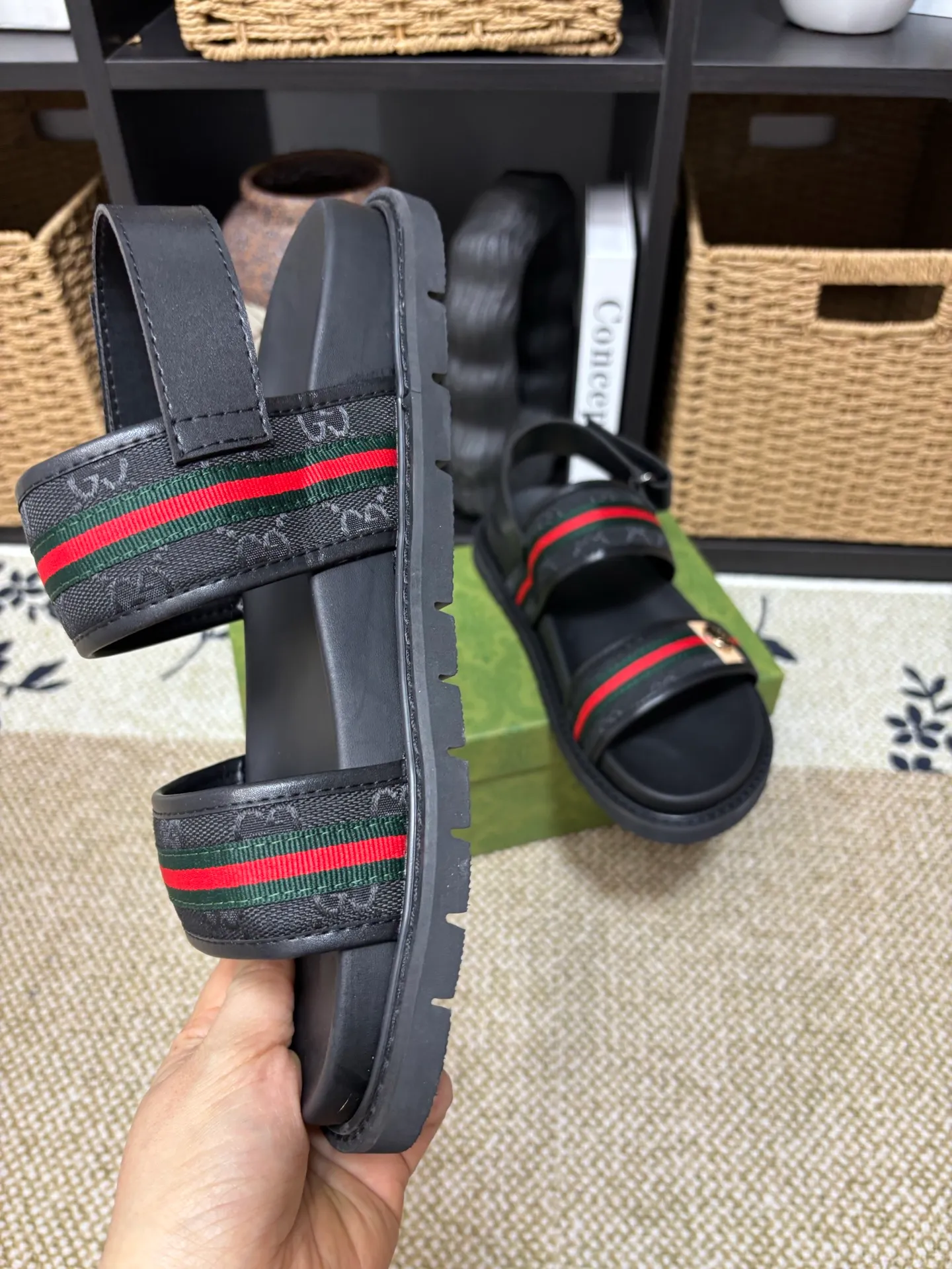 Factory 💰 300 yuan Gucci slippers] high-end men's shoes brand official website 1:1 latest masterpiece: original mold customization, the fabric is made of imported original materials, upgraded outsole, lighter and non-slip. The market's top quality, simple yet tasteful, a must-have for fashionistas, fashionable at your feet, full of confidence, the same style at the counter 👍The season of summer slippers is here. Code: 38-45 (45 customized)